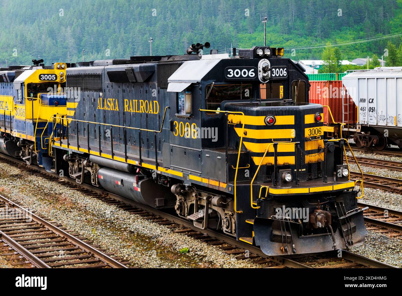 Alaska Railroad Depot und Lokomotive; Whittier, Alaska, USA. Ein Tunnel von Whittier nach Portage wird von Autos und Eisenbahn geteilt. Stockfoto