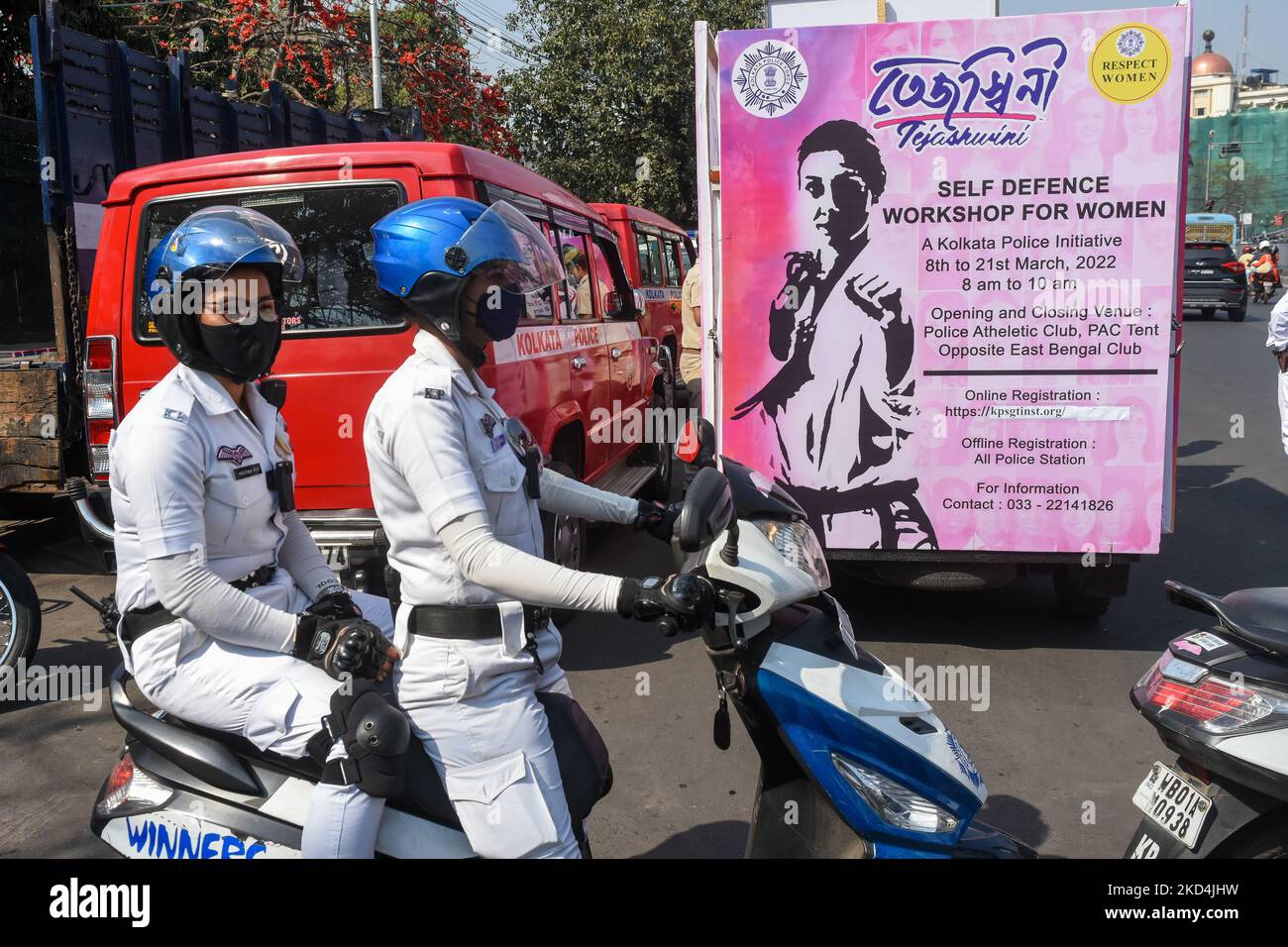 Trupp weiblicher Polizeibeamter der Polizei von Kalkutta, gesehen auf der Straße am Internationalen Frauentag in Kalkutta, Indien, am 8. März 2022. (Foto von Debarchan Chatterjee/NurPhoto) Stockfoto