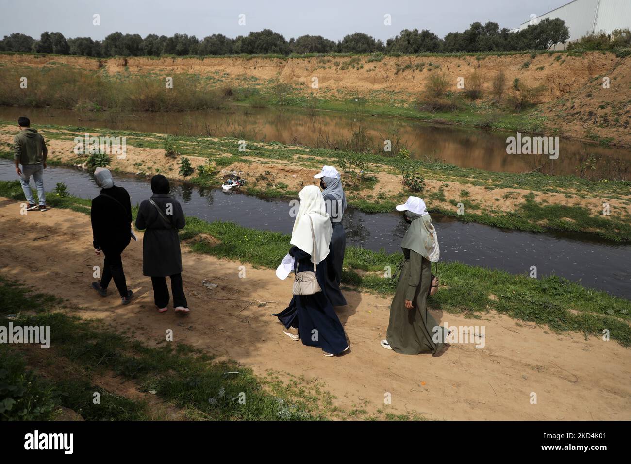 Palästinenser besuchen das Gaza-Tal (Wadi Gaza) während einer von den Vereinten Nationen anlässlich des Internationalen Frauentags organisierten Reise im zentralen Gazastreifen am 8. März 2022. (Foto von Majdi Fathi/NurPhoto) Stockfoto