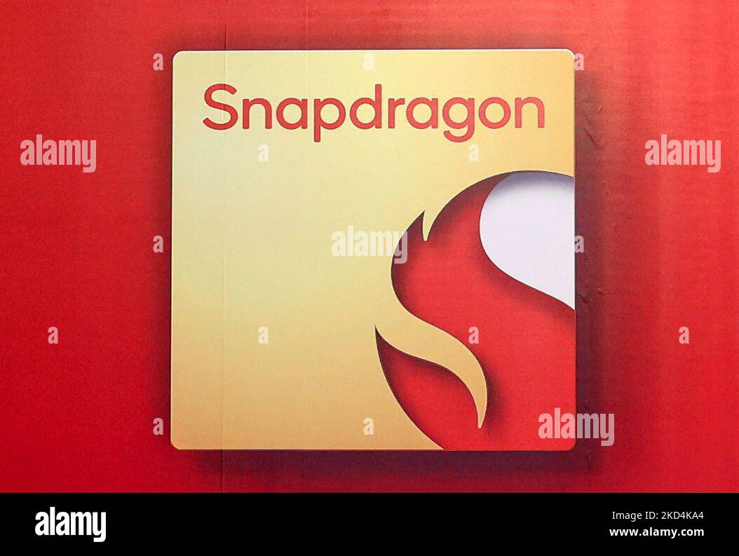 Das Logo des Qualcomm Snapdragon-Prozessors wurde auf dem Stand des amerikanischen multinationalen Unternehmens während des Mobile World Congress (MWC), der größten Fachmesse der Branche mit den Schwerpunkten Mobilgeräte, 5G, IOT, KI und Big Data, am 3. März 2022 in Barcelona, Spanien, gezeigt. (Foto von Joan Cros/NurPhoto) Stockfoto