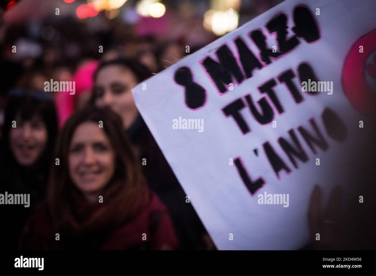 Frauenrechtler tragen Plakate während einer Kundgebung zum Internationalen Frauentag in Rom, Italien, am 08. März 2022. Der Internationale Frauentag wird jährlich am 08. März gefeiert, um die Kämpfe von Frauen auf der ganzen Welt zu beleuchten. (Foto von Andrea Ronchini/NurPhoto) Stockfoto