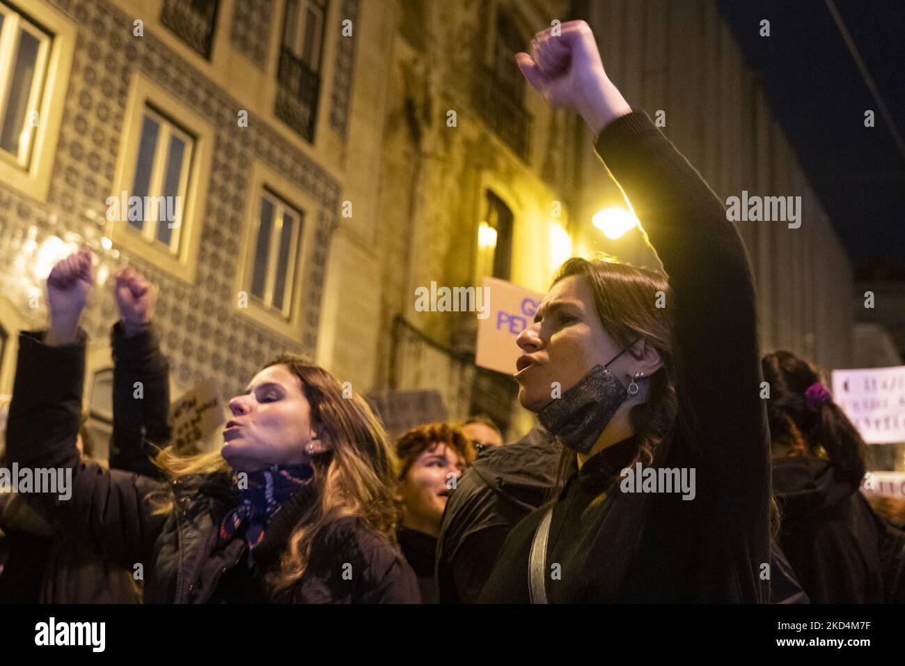 In einer Demonstration verschiedener feministischer Gruppen am Internationalen Frauentag am 8. März 2022 in Lissabon, Portugal, versammeln sich Menschen, um für die Rechte der Frauen zu protestieren, mit Plakaten und Flaggen auf den Straßen von Lissabon für bessere Bedingungen und die Gleichstellung der Geschlechter. (Foto von Nuno Cruz/NurPhoto) Stockfoto