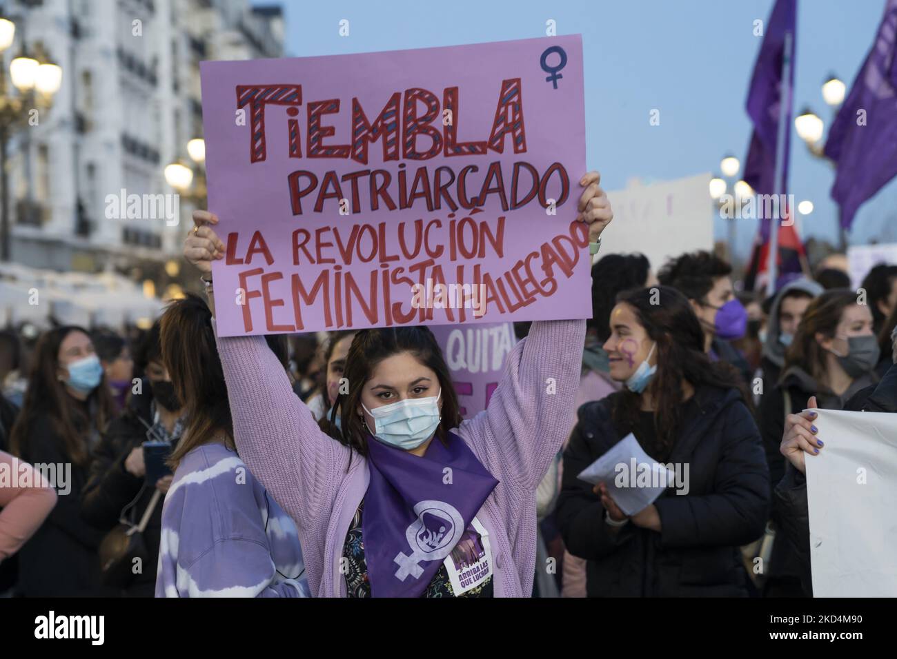 Eine junge Frau mit einem Transparent mit dem Slogan "Patriarchat bebt die feministische Revolution ist angekommen" nimmt an der Demonstration in Santander (Spanien) Teil, anlässlich der Feier des 8. März 'Internationalen Frauentages' , am 8. März 2022 in Santander, Spanien. (Foto von Joaquin Gomez Sastre/NurPhoto) Stockfoto