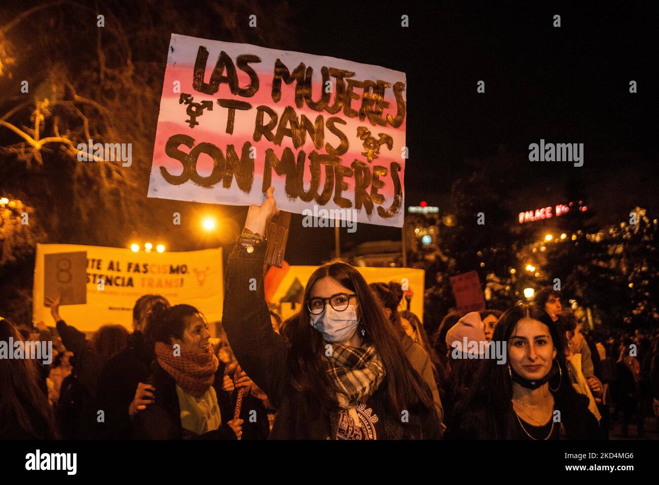 Demonstrator mit einem Transparent mit der Aufschrift „Trans-Frauen sind auch Frauen“ in Madrid, Spanien, am 8. März 2022 während des Internationalen Frauentags. (Foto von Rodrigo Minguez/NurPhoto) Stockfoto