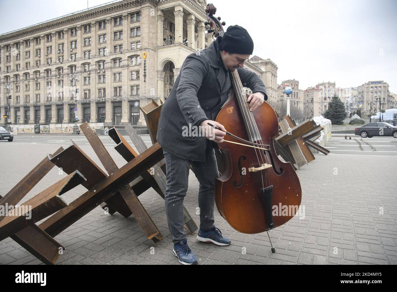 Der Musiker des Kassischen Symphonieorchesters Kiew, Oleksey Beregoviy, tritt nach einem Open-Air-Konzert mit dem Titel „Free Sky“ auf dem Unabhängigkeitsplatz im Zentrum von Kiew, Ukraine, am 9. März 2022 für Journalisten und Menschen auf. (Foto von Maxym Marusenko/NurPhoto) Stockfoto