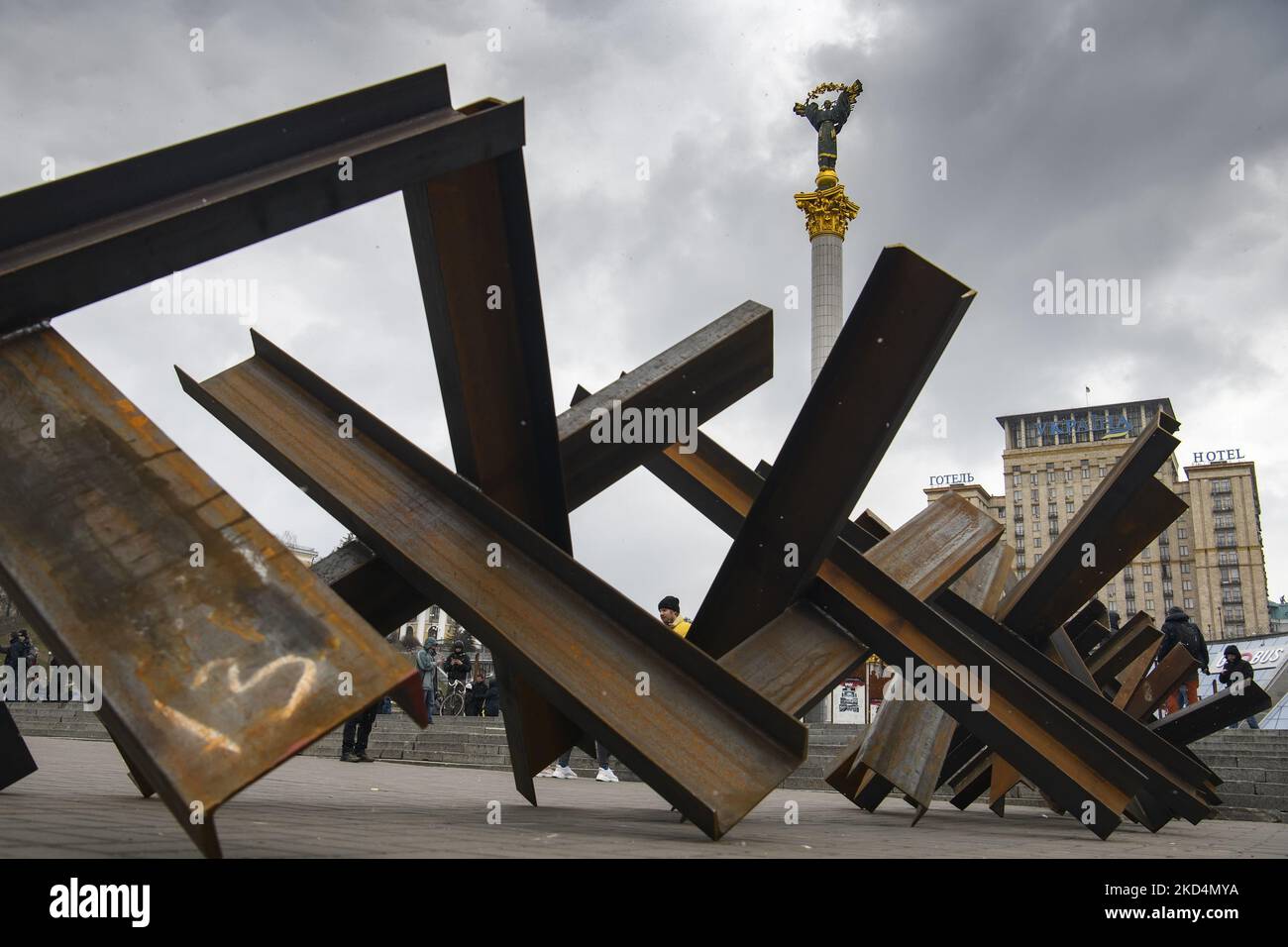 Panzerabwehrwehr auf dem Unabhängigkeitsplatz im Zentrum von Kiew, Ukraine 9. März 2022 (Foto: Maxym Marusenko/NurPhoto) Stockfoto