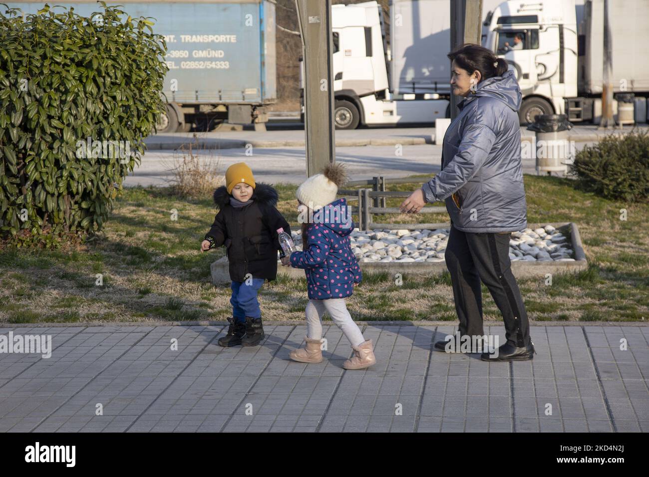 Eine Großmutter mit ihren Enkeln aus der Ukraine an der griechischen Grenze. Zivilisten aus der Ukraine kommen am Grenzübergang Promahonas in Griechenland an. Ukrainische Flüchtlinge kommen mit dem Auto und dem Bus nach einer langen Fahrt an den Grenzen von Griechenland und Bulgarien bei Promachonas Sitte an, als sie aus ihrem Land fliehen. Einige sind griechische ethnische Menschen, die in der Ukraine leben und griechische Reisedokumente der EU besitzen, und andere haben Verwandte oder Freunde in Griechenland. Nach Angaben der UN-Flüchtlingsbehörde sind seit der russischen Militärinvasion mehr als 1,5 Millionen Flüchtlinge aus dem Land geflohen. Griechisch-bulgarische Grenze am 3. März 2022 (Foto: Ni Stockfoto