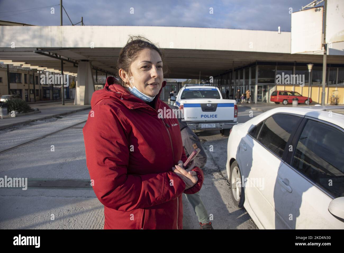 Marina, eine in der Ukraine lebende griechische Lehrerin, kam mit ihren Verwandten und Kindern nach einer langen Fahrt nach Griechenland, ihr Mann blieb zurück, um den Krieg zu bekämpfen. Zivilisten aus der Ukraine kommen am Grenzübergang Promahonas in Griechenland an. Ukrainische Flüchtlinge kommen mit dem Auto und dem Bus nach einer langen Fahrt an den Grenzen von Griechenland und Bulgarien bei Promachonas Sitte an, als sie aus ihrem Land fliehen. Einige sind griechische ethnische Menschen, die in der Ukraine leben und griechische Reisedokumente der EU besitzen, und andere haben Verwandte oder Freunde in Griechenland. Seit dem russischen Militär sind mehr als 1,5 Millionen Flüchtlinge aus dem Land geflohen Stockfoto