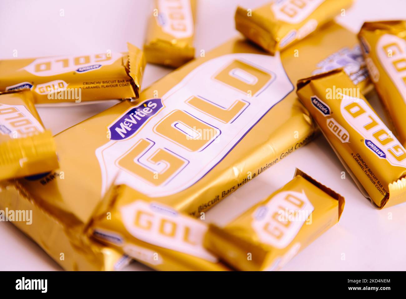 McVities Gold Bar Multipack, umgeben von eingehüllten einzelnen Goldbarren - ein goldenes Schokoladenriegel-Snack-Leckerbissen Stockfoto