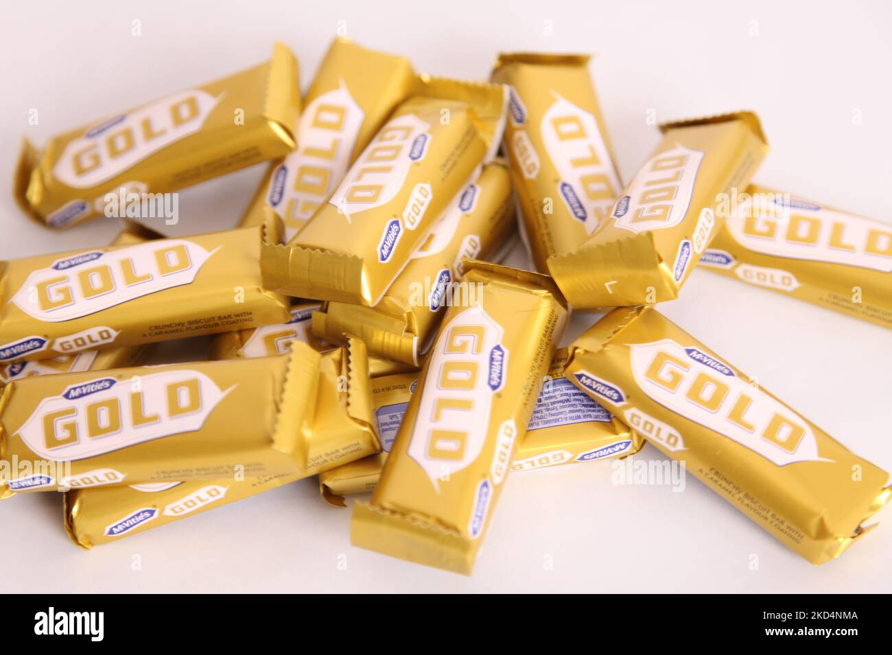 Stapel von McVities Gold-Riegel in grobem Stapel - mehrere goldene Schokoladen-Riegel als Snack-Leckerbissen Stockfoto