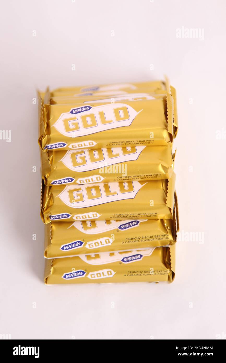 Stapel von McVities Gold Bars in einem ordentlichen Stapel - mehrere goldene Schokoladen-Snack-Leckerbissen Stockfoto