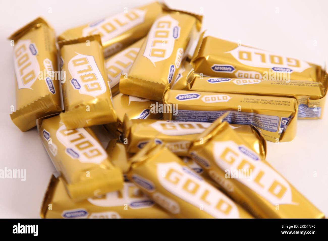 Stapel von McVities Gold-Riegel in grobem Stapel - mehrere goldene Schokoladen-Riegel als Snack-Leckerbissen Stockfoto