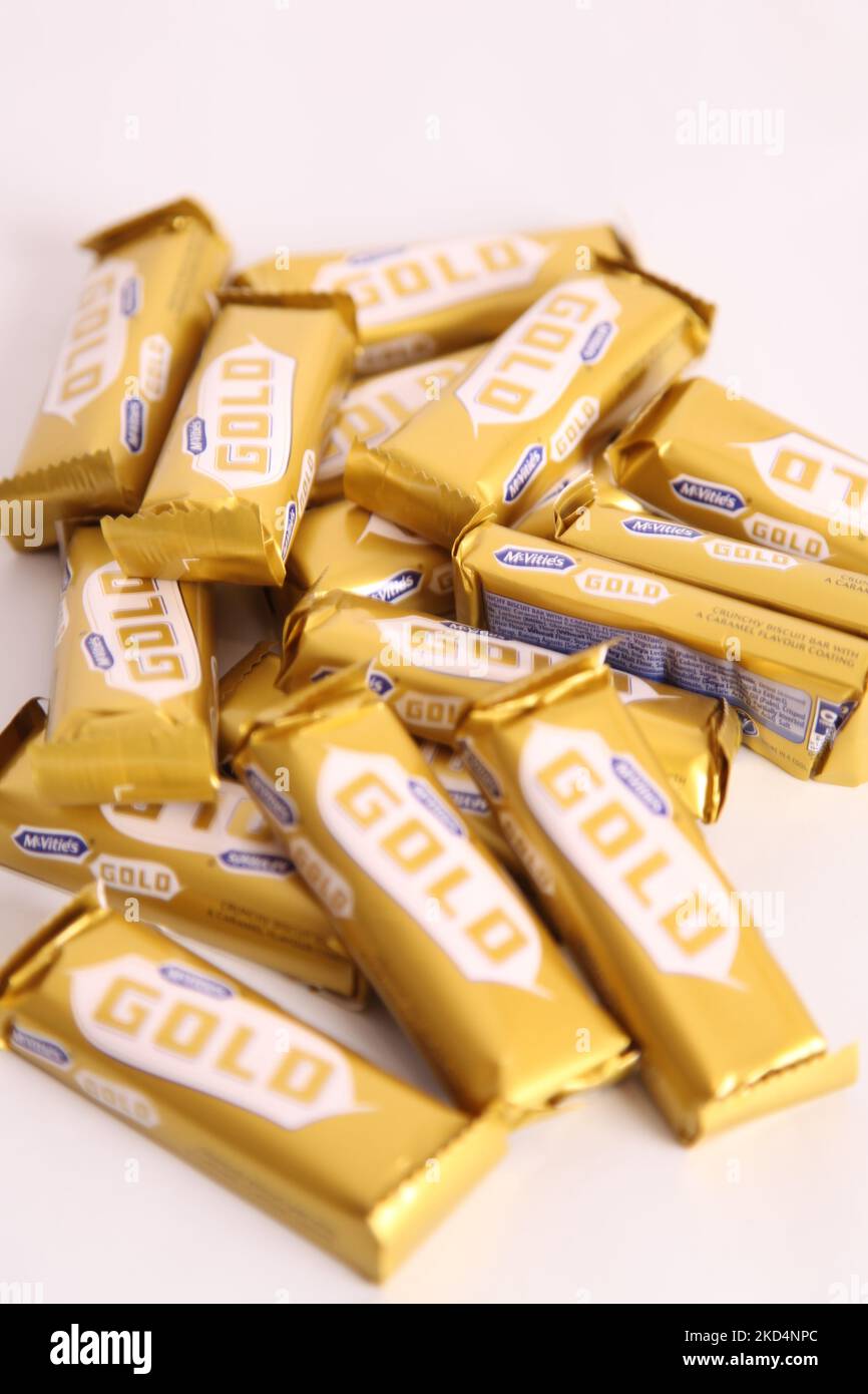 Stapel von McVities Gold-Riegel in grobem Stapel - mehrere goldene Schokoladen-Riegel als Snack-Leckerbissen Stockfoto