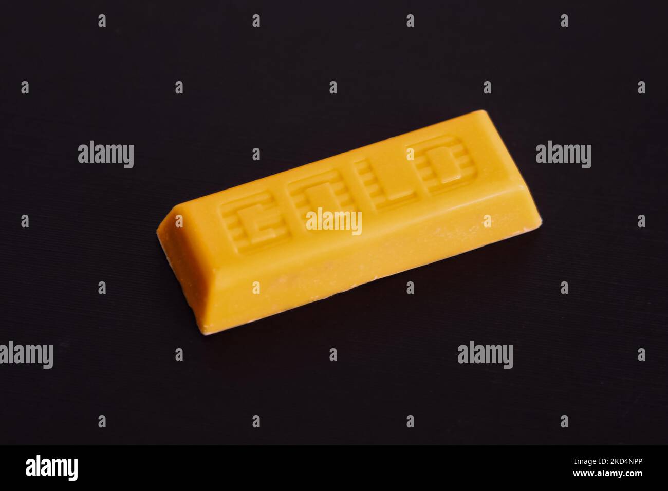 Single McVities Gold Bar ungewickelt - goldene Schokolade Snack-Leckereien ohne Verpackung isoliert auf schwarzem Hintergrund Stockfoto