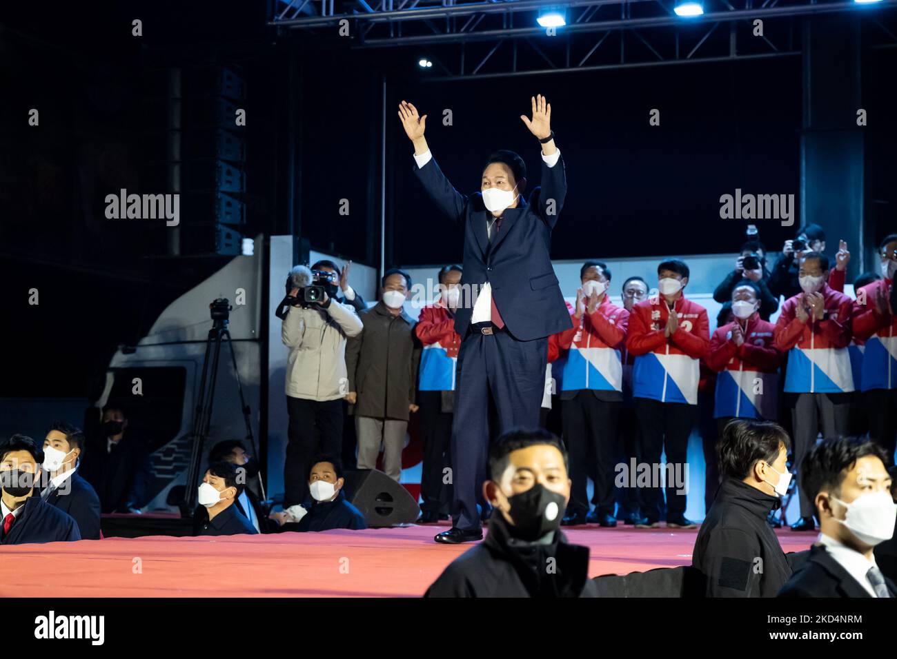 Yoon Suk-yeol von der größten oppositionellen People Power Party reagiert auf seine Geste, als er seine Anhänger außerhalb des Parteihauptquartiers anerkennt, nachdem er am 10. März 2022 in Seoul, Südkorea, den Sieg bei den Präsidentschaftswahlen verkündet hatte. (Foto von Chris Jung/NurPhoto) Stockfoto