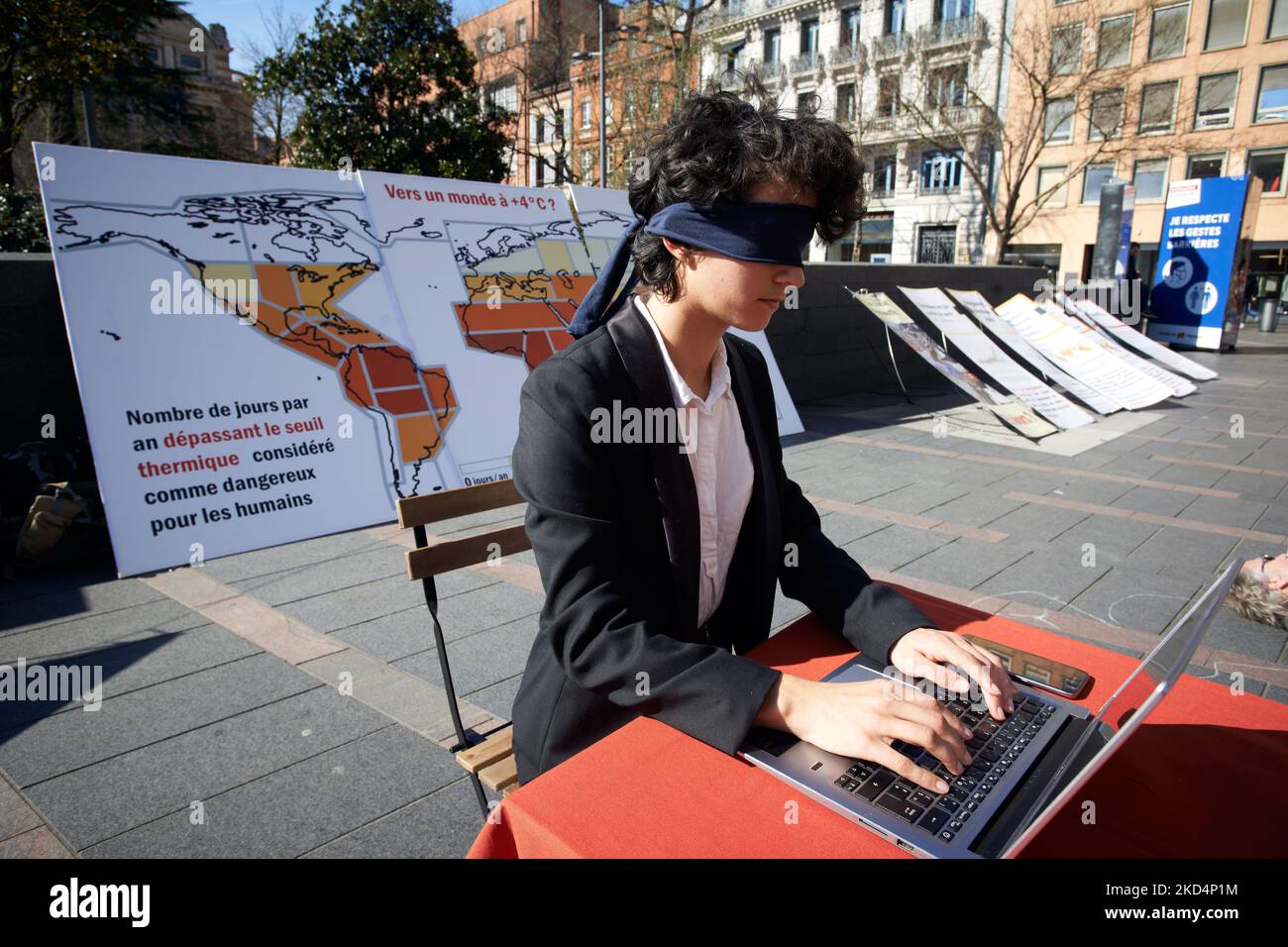 Der Mann mit dem Computer symbolisiert die Blindheit von Politikern und Menschen. Das Blatt hinter ihm stammt aus dem IPCC-Bericht und trägt den Titel „Towards a world at +4 oC?“ XR France (Extinction Rebellion France) organisiert diese Woche in Toulouse in Zusammenarbeit mit ATECOPOL-Veranstaltungen, Konferenzen und die-in, um das Bewusstsein für den letzten Bericht des IPCC zu schärfen, der letzte Woche veröffentlicht wurde und den Titel „Climate Change: Impacts, Adaptation and Vulnerability“ trägt. Atekopol ist eine Gruppe von Wissenschaftlern aus allen Disziplinen, die die Bürger über Wissenschaft, Technologie und ihre Folgen, ihre Machbarkeit informieren wollen. BEI Stockfoto