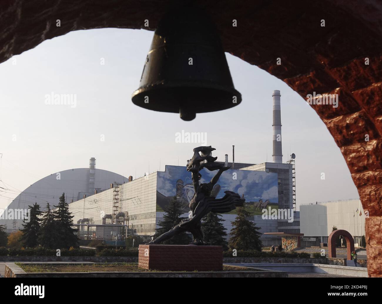 (ANMERKUNG des HERAUSGEBERS:DATEI-FOTO) Ein Blick auf die sichere Einschließung über dem Block 4. des Kernkraftwerks Tschernobyl, während einer Pressekonferenz zur Tschernobyl-Sperrzone in Tschernobyl, Ukraine, am 23. Oktober 2019. -Das Kernkraftwerk Tschernobyl übermittelt keine Daten mehr an die atomare Überwachungsbehörde der Vereinten Nationen, teilte die Behörde am Dienstag mit, als sie ihre Besorgnis über Mitarbeiter äußerte, die unter russischer Aufsicht in der ukrainischen Einrichtung arbeiten. Stockfoto