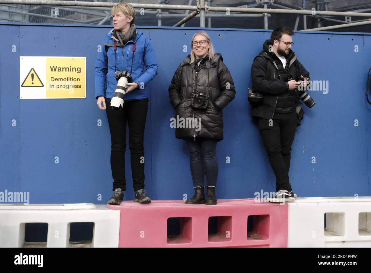 Jedburgh, Donnerstag, 10. März 2022. Pressefotografen gewinnen eine erhabene Position, um die Action beim jährlichen „Fastern Eve Handba“-Event in der High Street in den Scottish Borders in Jedburgh am 10. März 2022 einzufangen. Die jährliche Veranstaltung, die im 18. Jahrhundert begann, findet heute statt und umfasst zwei Teams, die Uppies (Bewohner aus dem oberen Teil von Jedburgh) und die Doonies (Bewohner aus dem unteren Teil von Jedburgh), die den Ball entweder auf den oberen oder unteren Rand der Stadt bringen. Der Ball, der aus Leder besteht, mit Stroh gefüllt und mit Bändern verziert ist, wird in die Menge geworfen Stockfoto