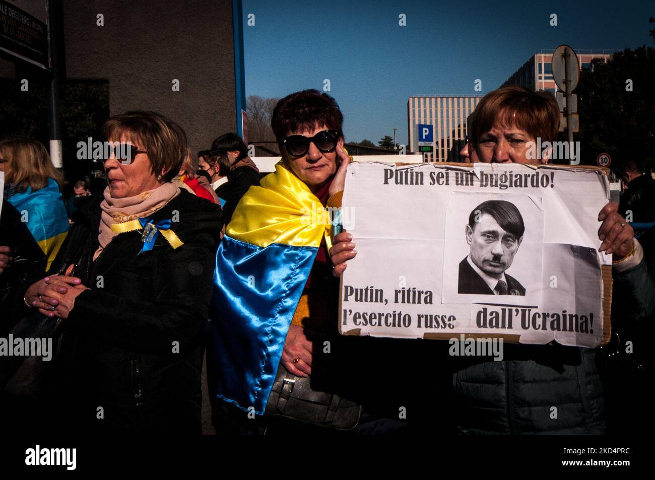 Ukrainische Bürger und Unterstützer demonstrieren in der Nähe der russischen Botschaft, gegen Krieg und Frieden in der Ukraine, in Rom, Italien, 10. März 2022. Nach Angaben des Hohen Kommissars der Vereinten Nationen für Flüchtlinge (UNHCR), Russlands militärische Invasion der Ukraine, Die am 24. Februar einsetzte, hat die Zerstörung der zivilen Infrastruktur sowie zivile Opfer verursacht, wobei Zehntausende Binnenvertriebene und über zwei Millionen Flüchtlinge am 10. März 2022 in Rom, Italien, aus der Ukraine flohen. (Foto von Andrea Ronchini/NurPhoto) Stockfoto