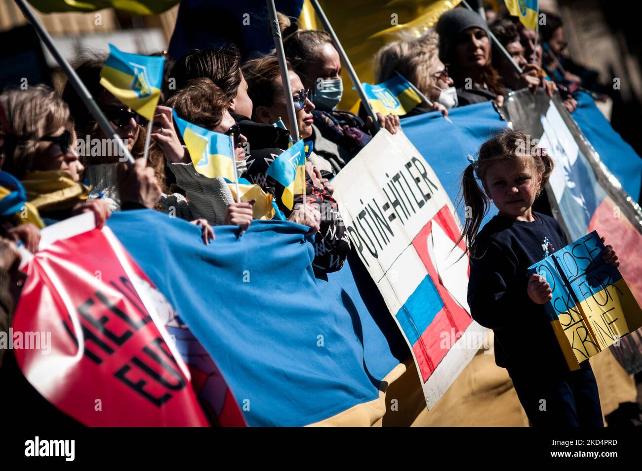 Ukrainische Bürger und Unterstützer demonstrieren in der Nähe der russischen Botschaft, gegen Krieg und Frieden in der Ukraine, in Rom, Italien, 10. März 2022. Nach Angaben des Hohen Kommissars der Vereinten Nationen für Flüchtlinge (UNHCR), Russlands militärische Invasion der Ukraine, Die am 24. Februar einsetzte, hat die Zerstörung der zivilen Infrastruktur sowie zivile Opfer verursacht, wobei Zehntausende Binnenvertriebene und über zwei Millionen Flüchtlinge am 10. März 2022 in Rom, Italien, aus der Ukraine flohen. (Foto von Andrea Ronchini/NurPhoto) Stockfoto