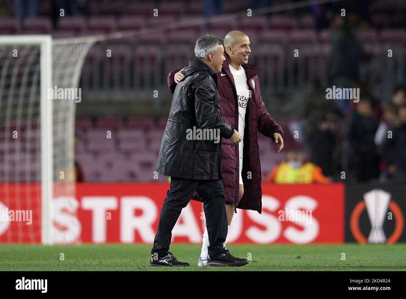 Domenec Torrent Cheftrainer von Galatasaray und Sofiane Feghouli nach der UEFA Europa League Runde von 16 Leg One Spiel zwischen dem FC Barcelona und Galatasaray im Camp Nou am 10. März 2022 in Barcelona, Spanien. (Foto von Jose Breton/Pics Action/NurPhoto) Stockfoto