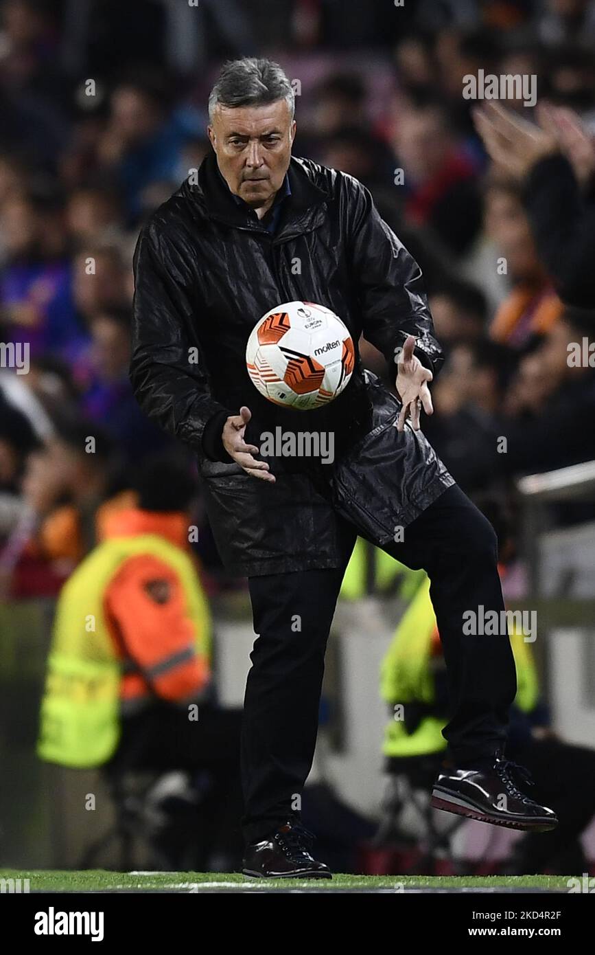 Domenec Torrent Cheftrainer von Galatasaray mit dem Ball während der UEFA Europa League Runde von 16 Leg One Spiel zwischen dem FC Barcelona und Galatasaray im Camp Nou am 10. März 2022 in Barcelona, Spanien. (Foto von Jose Breton/Pics Action/NurPhoto) Stockfoto