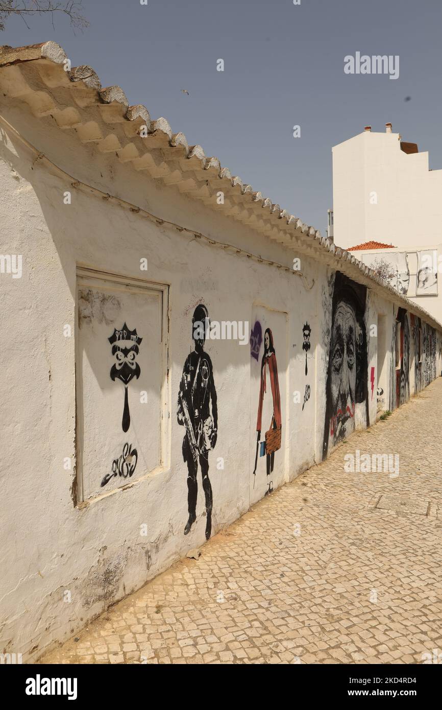 Street Art. Eine Serie von Wandgemälden auf einer Reihe von Gebäuden in der Altstadt von Lagos, Algarve, Portugal Stockfoto