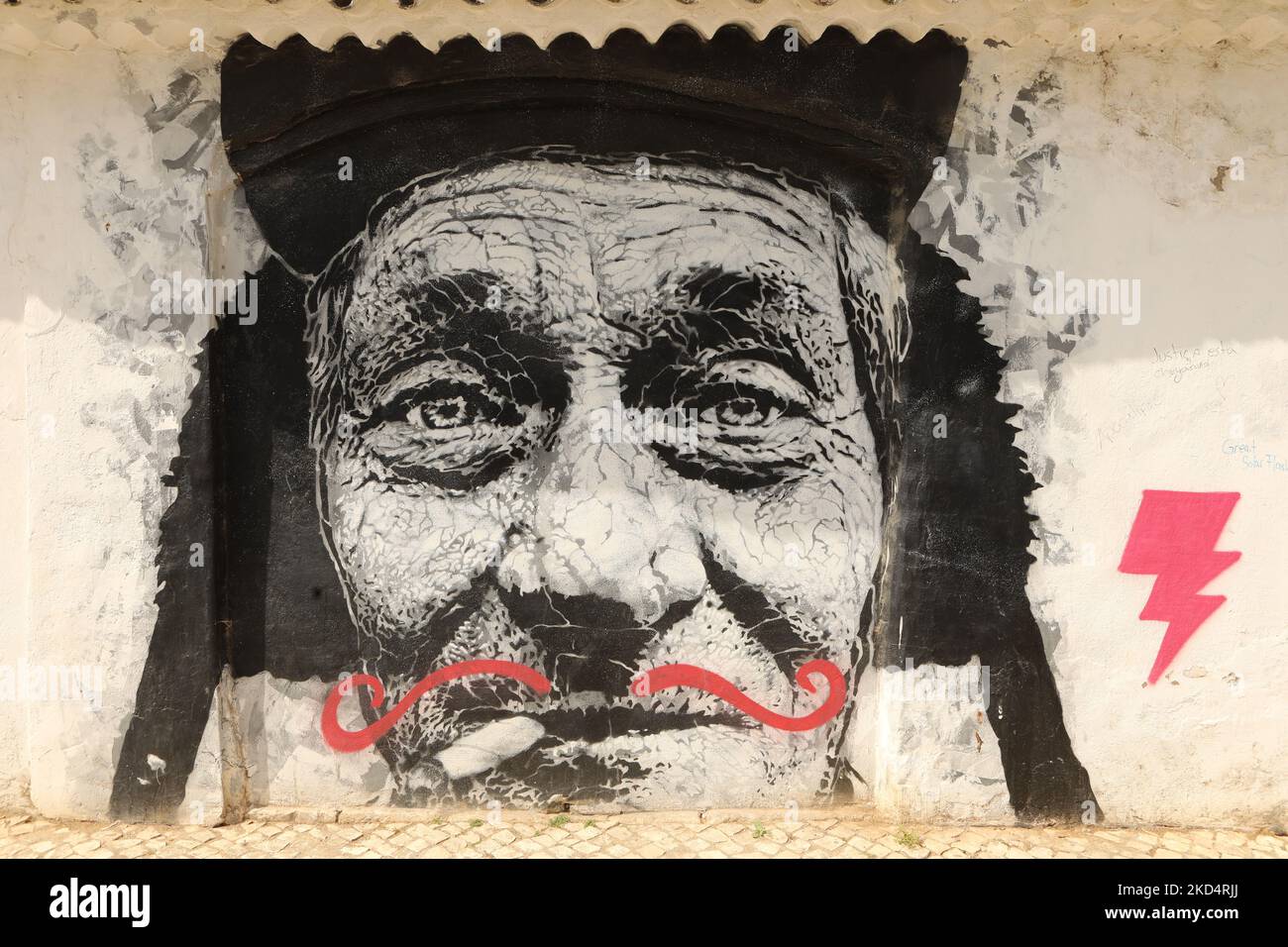 Street Art. Nahaufnahme eines Gesichts von Old mans auf einem Wandbild in der Altstadt von Lagos, Algarve, Portugal Stockfoto