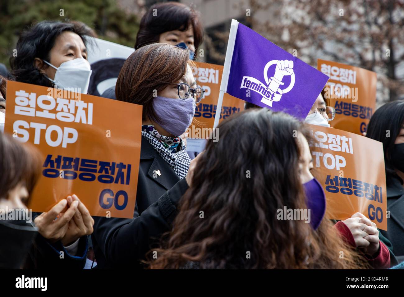 Die feministische Sovereign Action von 2022, zu der mehr als 130 Frauenorganisationen gehören, darunter die Koreanische Frauenvereinigung und die Koreanische Frauenvereinigung, halten eine Pressekonferenz vor dem Seoul Finance Center ab, Fordern Sie den designierten Präsidenten Yoon Suk-yeol auf, die strikte Warnung feministischer Herrscher zu akzeptieren und am 11. März 2022 in Seoul, Südkorea, einen Übergang zu einer Gesellschaft zur Gleichstellung der Geschlechter zu suchen. (Foto von Chris Jung/NurPhoto) Stockfoto
