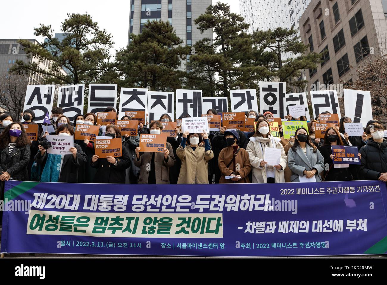 Die feministische Sovereign Action von 2022, zu der mehr als 130 Frauenorganisationen gehören, darunter die Koreanische Frauenvereinigung und die Koreanische Frauenvereinigung, halten eine Pressekonferenz vor dem Seoul Finance Center ab, Fordern Sie den designierten Präsidenten Yoon Suk-yeol auf, die strikte Warnung feministischer Herrscher zu akzeptieren und am 11. März 2022 in Seoul, Südkorea, einen Übergang zu einer Gesellschaft zur Gleichstellung der Geschlechter zu suchen. (Foto von Chris Jung/NurPhoto) Stockfoto