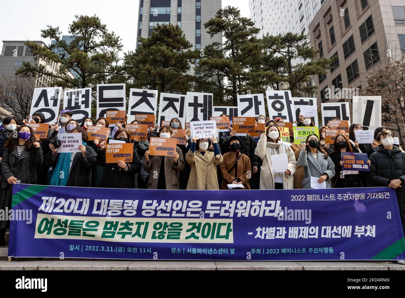 Die feministische Sovereign Action von 2022, zu der mehr als 130 Frauenorganisationen gehören, darunter die Koreanische Frauenvereinigung und die Koreanische Frauenvereinigung, halten eine Pressekonferenz vor dem Seoul Finance Center ab, Fordern Sie den designierten Präsidenten Yoon Suk-yeol auf, die strikte Warnung feministischer Herrscher zu akzeptieren und am 11. März 2022 in Seoul, Südkorea, einen Übergang zu einer Gesellschaft zur Gleichstellung der Geschlechter zu suchen. (Foto von Chris Jung/NurPhoto) Stockfoto