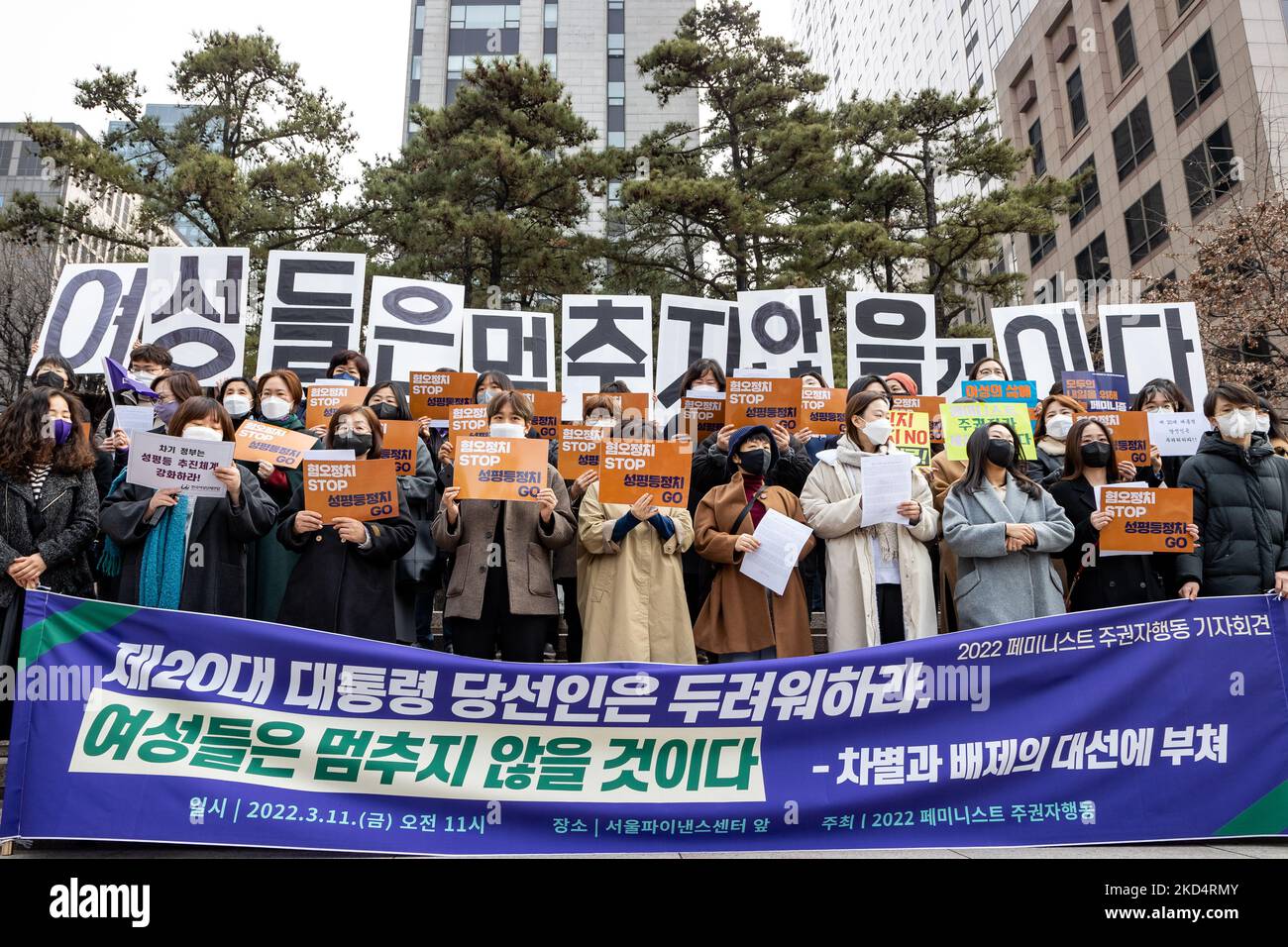 Die feministische Sovereign Action von 2022, zu der mehr als 130 Frauenorganisationen gehören, darunter die Koreanische Frauenvereinigung und die Koreanische Frauenvereinigung, halten eine Pressekonferenz vor dem Seoul Finance Center ab, Fordern Sie den designierten Präsidenten Yoon Suk-yeol auf, die strikte Warnung feministischer Herrscher zu akzeptieren und am 11. März 2022 in Seoul, Südkorea, einen Übergang zu einer Gesellschaft zur Gleichstellung der Geschlechter zu suchen. (Foto von Chris Jung/NurPhoto) Stockfoto