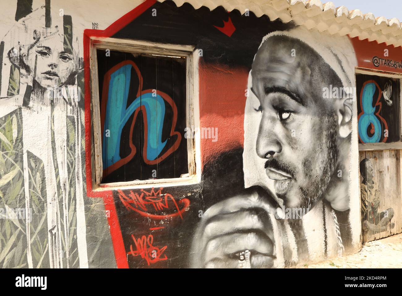 Street Art. Ein Wandbild eines afrikanischen Mannes in der Altstadt von Lagos, Algarve, Portugal Stockfoto