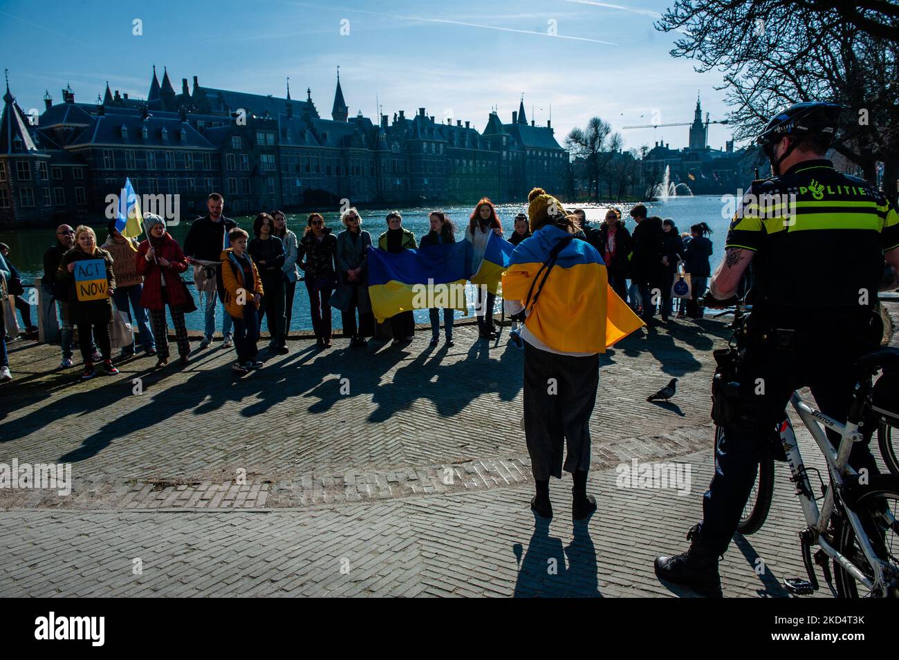 Ukrainische Bürger versammelten sich vor dem Repräsentantenbüro der Europäischen Kommission in Den Haag, um weiterhin gegen Putins Invasion zu protestieren und für die EU zu appellieren, ihren Beitrittsantrag zu beschleunigen. Da sich die Niederlande gegen eine Beschleunigung des Prozesses stellen, fordern sie die gesamte Gemeinschaft auf, sich an der Beeinflussung der offiziellen Position zu beteiligen. Ab heute werden die Staats- und Regierungschefs der EU über den Antrag der Ukraine diskutieren, wenn sie sich zwei Tage lang in der Nähe von Paris treffen. 10.. März 2022. (Foto von Romy Arroyo Fernandez/NurPhoto) Stockfoto