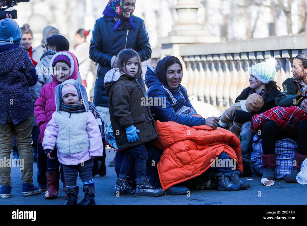 Ukrainische Flüchtlinge und Kinder warten auf den Zug am Bahnhof von Lemberg, während Überschwemmungen von Menschen in Nachbarländer fliehen, inmitten der russischen Invasion, in Lemberg, Ukraine, 11. März, 2022. (Foto von Ceng Shou Yi/NurPhoto) Stockfoto