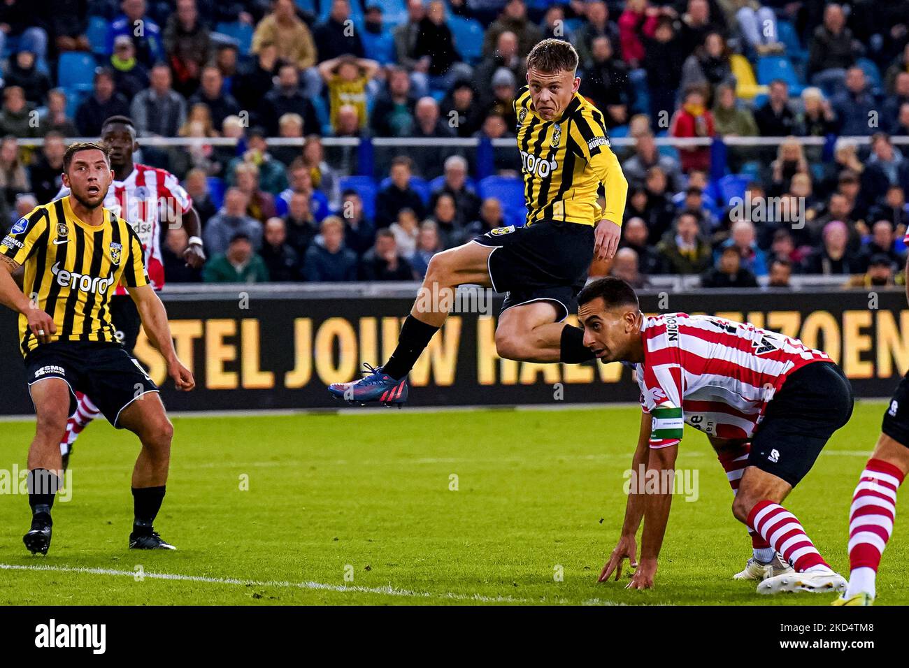 ARNHEM, NIEDERLANDE - 5. NOVEMBER: Enzo Cornelisse von Vitesse, Adil Auassar von Sparta Rotterdam während des niederländischen Eredivisie-Spiels zwischen Vitesse und Sparta Rotterdam am 5. November 2022 in Arnhem, Niederlande (Foto: Rene Nijhuis/Orange Picts) Stockfoto