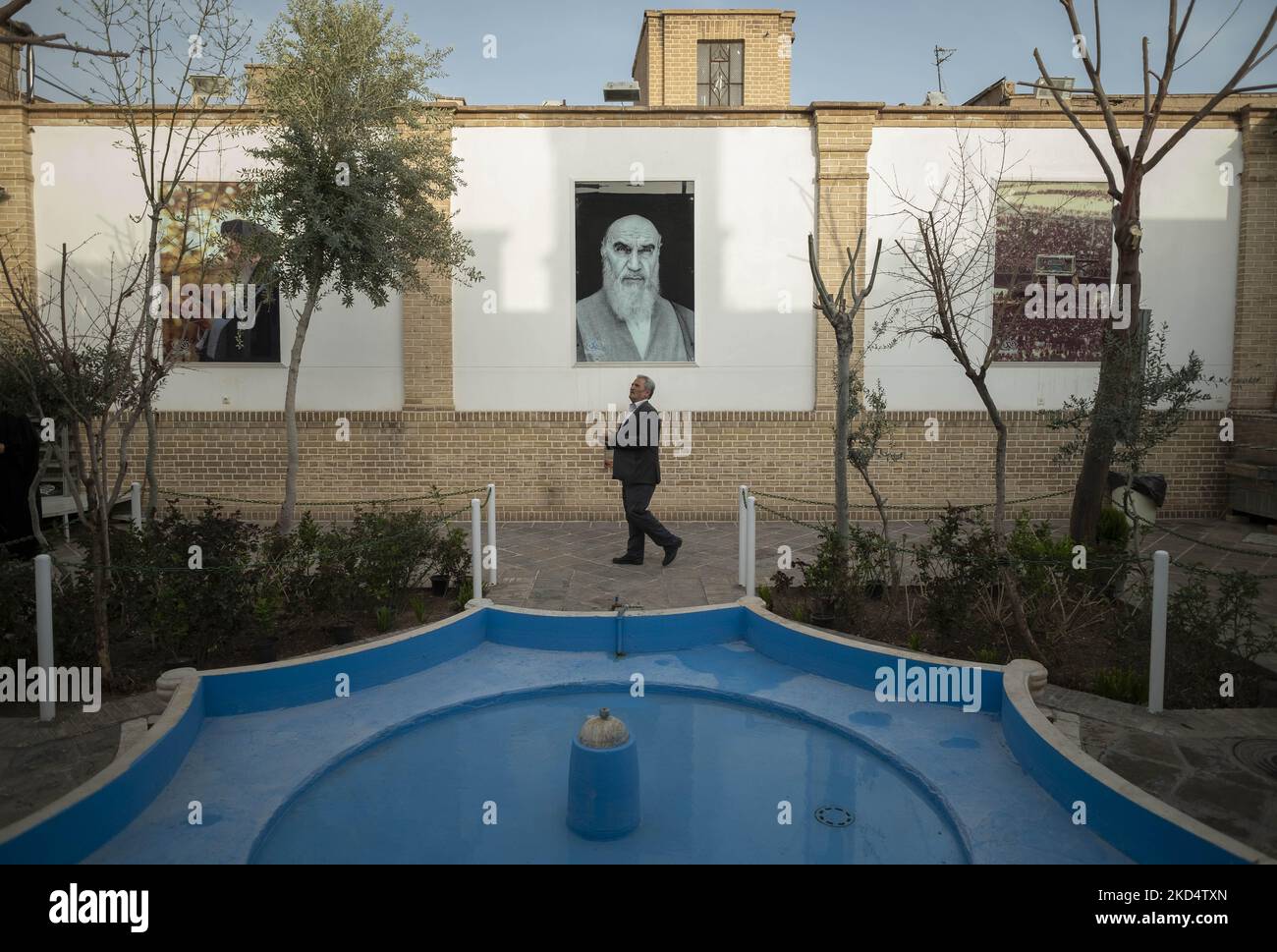 Ein Iraner betet am 10. März 2022 beim Besuch des Hauses von Ayatollah Ruhollah Khomeini, Gründer und erster geistlicher Führer der Islamischen Republik Iran, in der heiligen Stadt Qom 145km (90 Meilen) südlich von Teheran. (Foto von Morteza Nikoubazl/NurPhoto) Stockfoto