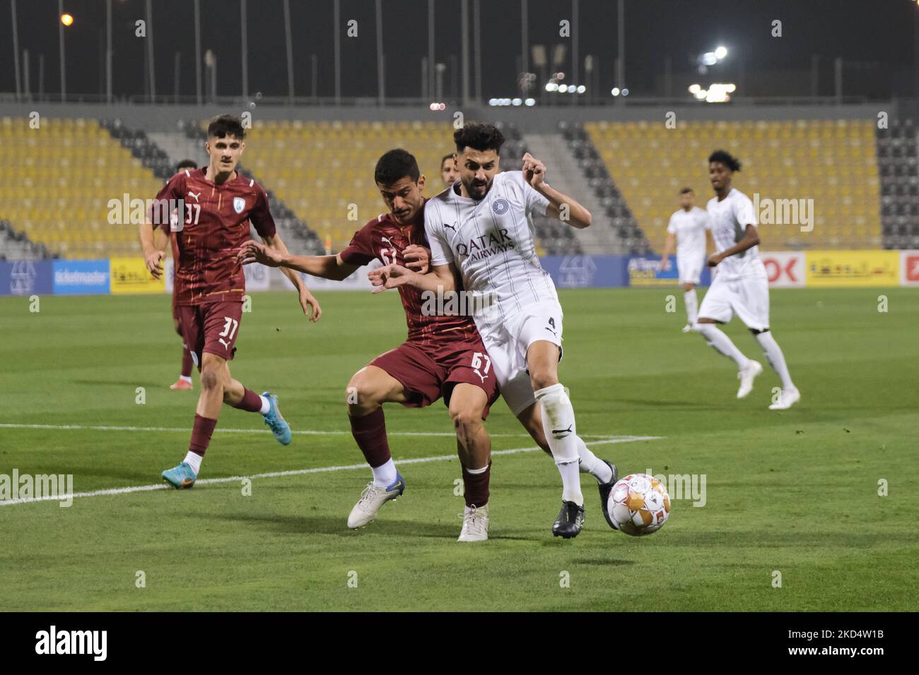 Ahmed Sayyar (4) von Al Sadd und Mohamed Daher (67) von Al Wakrah während des Spiels der QNB Stars League zwischen Al Sadd und Al Wakrah im Suheim bin Hamad Stadium in Doha, Katar, am 11. März 2022. (Foto von Simon Holmes/NurPhoto) Stockfoto