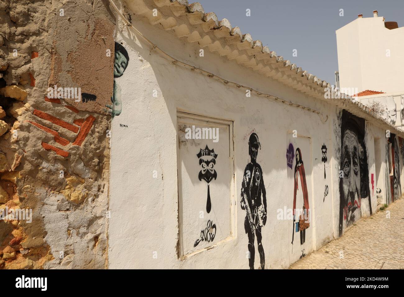 Street Art. Eine Serie von Wandgemälden auf einer Reihe von Gebäuden in der Altstadt von Lagos, Algarve, Portugal Stockfoto