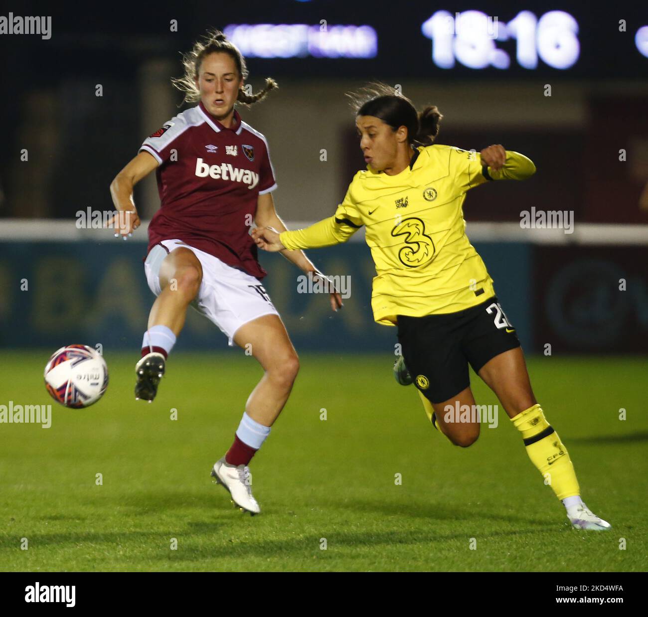 L-R Lucy Parker von West Ham United WFC und Chelsea Women Sam Kerr während des Barclays FA Women's Super League-Spiels zwischen West Ham United Women und Chelsea am 10.. März 2022 im Chigwell Construction Stadium in Dagenham, England (Foto by Action Foto Sport/NurPhoto) Stockfoto
