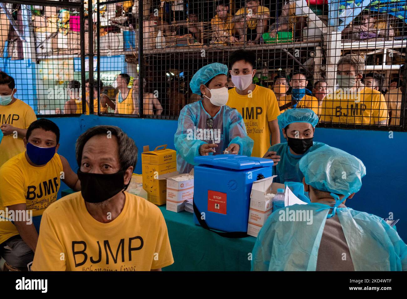 Philippinische Insassen erhalten am 12. März 2022 im Quezon City Gefängnis in Metro Manila, Philippinen, im Inneren des Gefängnisses von Quezon ihre Schüsse auf den Impfstoff von AstraZeneca aus dem Jahr COVID19. (Foto von George Calvelo/NurPhoto) Stockfoto