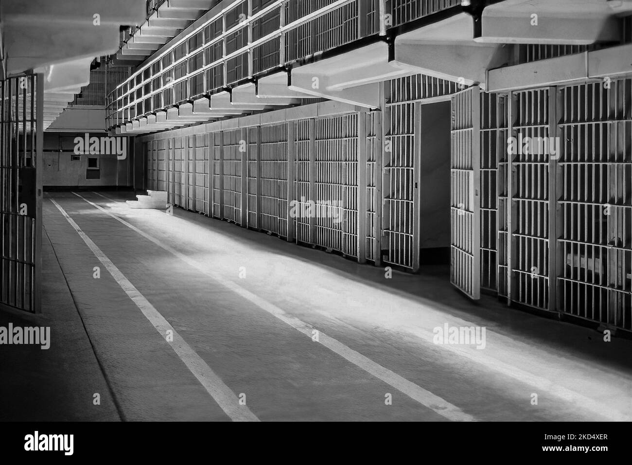 Inside Alcatraz Prison Cell Block C, San Francisco, USA - June, 1982 , historisches Wahrzeichen von San Francisco. Schwarzweiß-Foto. Stockfoto