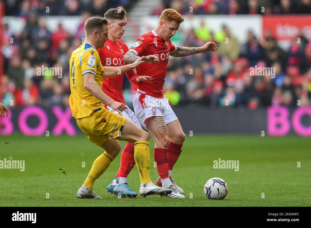 Jack Colback aus Nottingham Forest kämpft mit Michael Morrison von Reading während des Sky Bet Championship-Spiels zwischen Nottingham Forest und Reading am City Ground, Nottingham, am Samstag, dem 12.. März 2022 um den Ball. (Foto von Jon Hobley/MI News/NurPhoto) Stockfoto