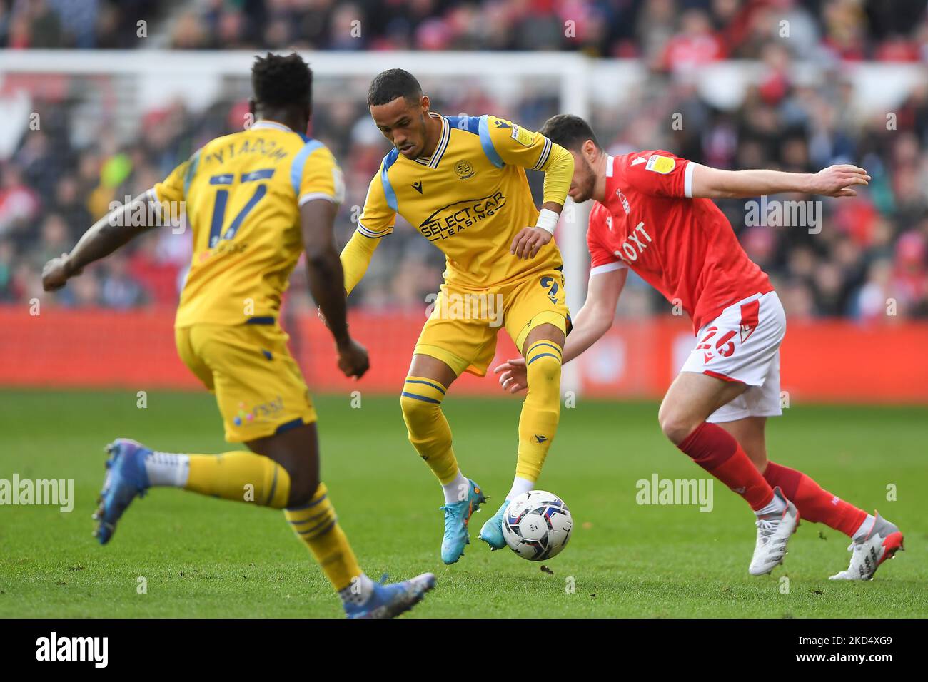 Tom Ince von Reading schützt den Ball vor Scott McKenna aus Nottingham Forest während des Sky Bet Championship-Spiels zwischen Nottingham Forest und Reading am City Ground, Nottingham, am Samstag, dem 12.. März 2022. (Foto von Jon Hobley/MI News/NurPhoto) Stockfoto