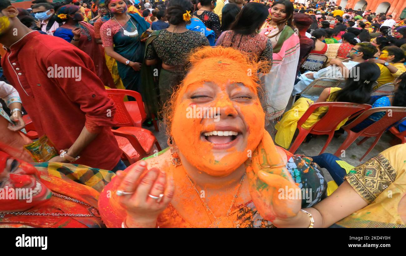 Am 12. März 2022 nehmen Menschen am heiligen Fest in Kalkutta, Indien, Teil. (Foto von Debajyoti Chakraborty/NurPhoto) Stockfoto