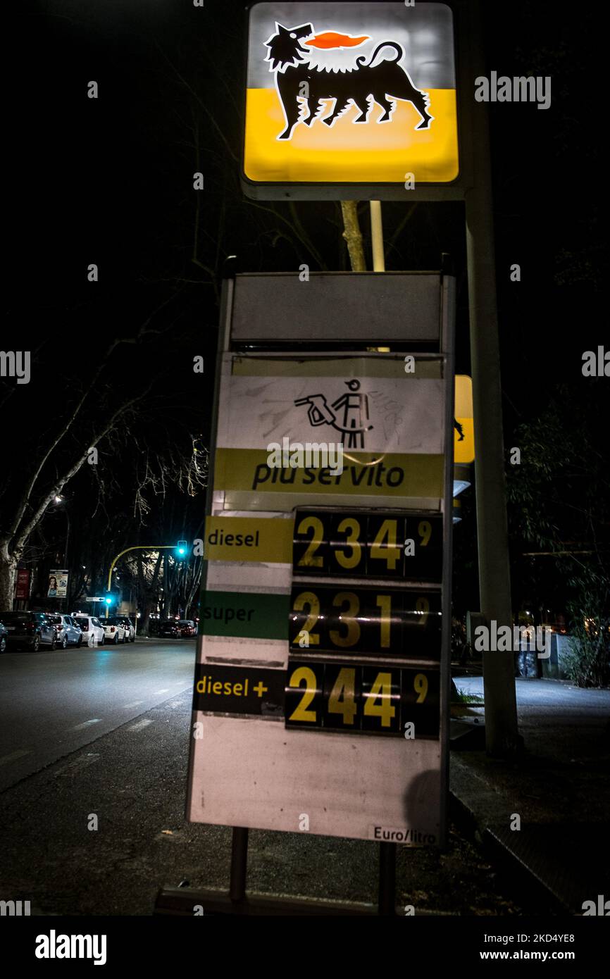 Preise für Kraftstoff an einer Tankstelle in Rom, Italien, Italien, am Samstag, 12. März 2022. (Foto von Andrea Ronchini/NurPhoto) Stockfoto