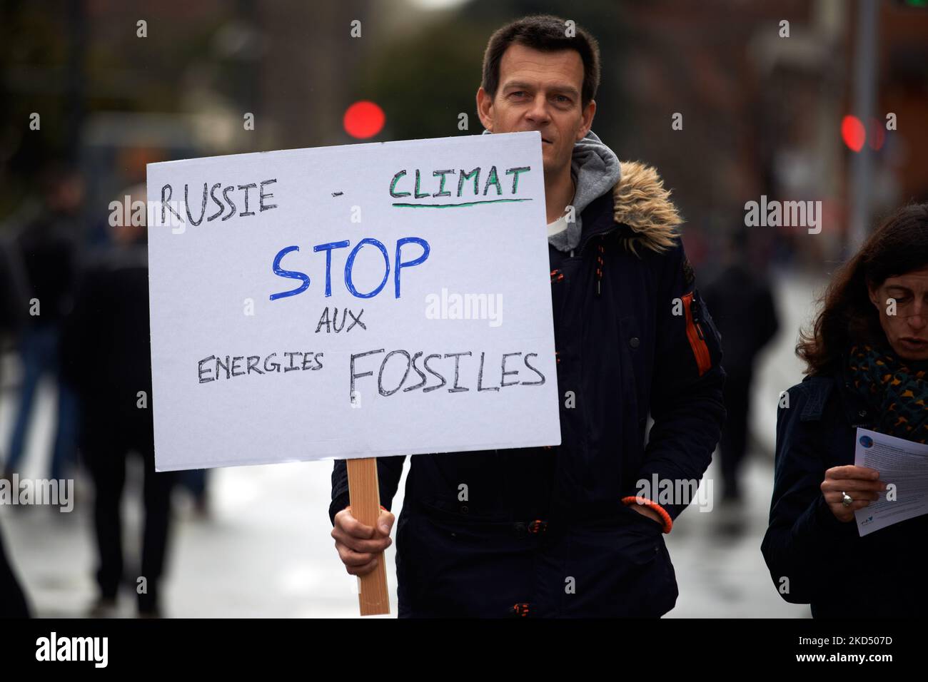 Ein Mann geht mit einem Plakat mit der Aufschrift „Russland – Stopp des Klimas auf fossile Brennstoffe“. Mehrere tausend Menschen gingen auf die Straße, die von verschiedenen Organisationen wie XR, Greenpeace, Jugend für Klima, Attac, ANV-COP21 aufgerufen wurden. Die Demonstranten wollen die französischen Präsidentschaftskandidaten dazu aufrufen, die Klimanotlage zu berücksichtigen, die in der politischen Kampagne fast nicht vorhanden ist. Dieser Protest wurde in einer Bezugnahme auf die fim „nicht nachschlagen“, eine Metapher für die Klimakrise, als „nachschlagen“ bezeichnet. Märsche wie dieser wurden in 150 französischen Städten organisiert. Toulouse. Frankreich. März 12. 2022. (Foto von Alain Stockfoto