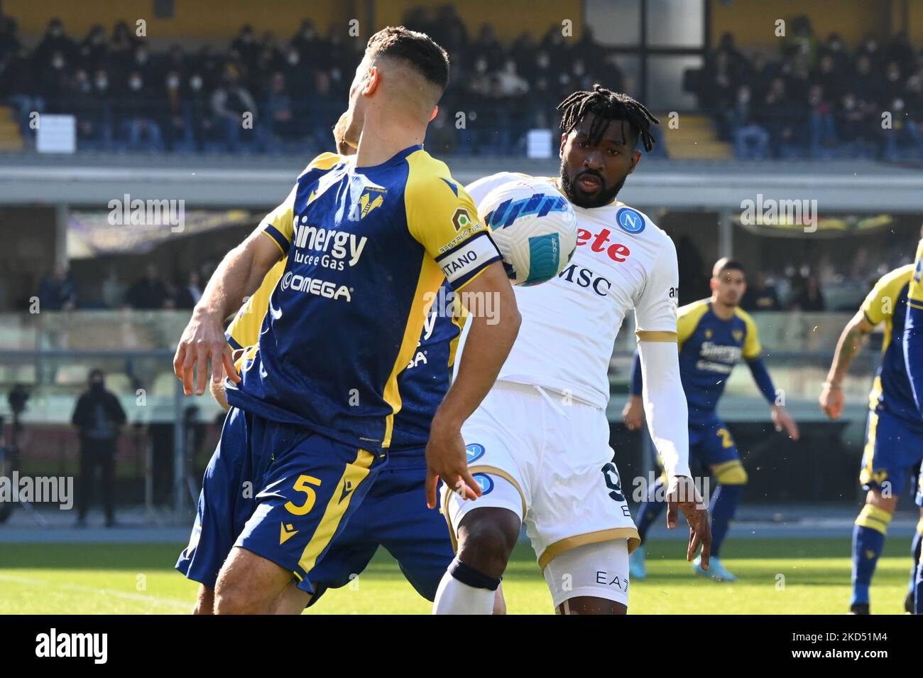 zambo anguissa (napoli) und davide faraoini (verona) während des spiels hellas Verona FC gegen SSC Napoli am 13. März 2022 im Marcantonio Bentegodi Stadion in Verona, Italien (Foto: Alessio Tarpini/LiveMedia/NurPhoto) Stockfoto