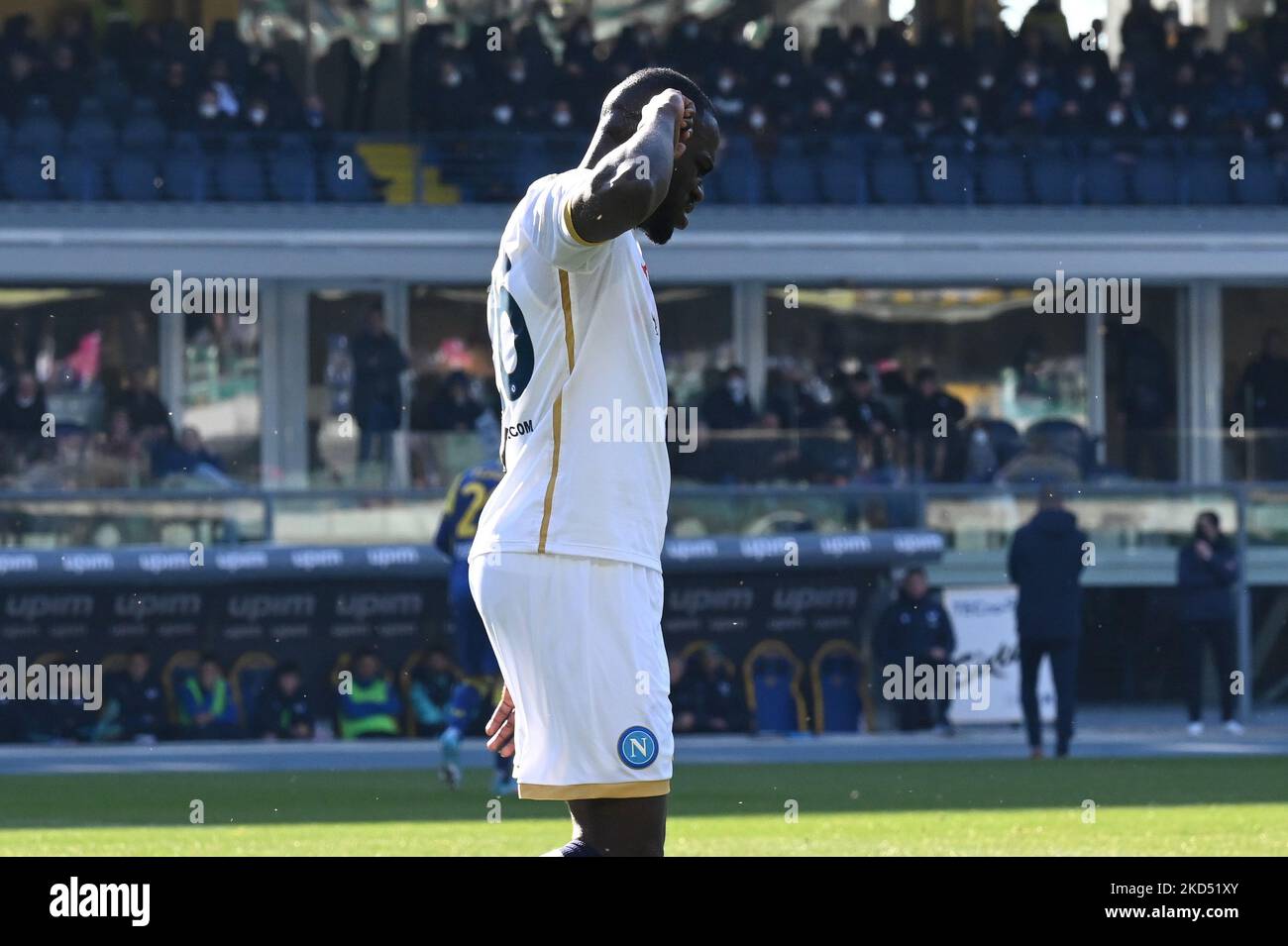 Kalidou kolibaly (napoli) legte den Finger nach oben und beantwortete die Buuu der fans von verona während des spiels hellas Verona FC gegen SSC Napoli am 13. März 2022 im Marcantonio Bentegodi Stadion in Verona, Italien (Foto: Alessio Tarpini/LiveMedia/NurPhoto) Stockfoto