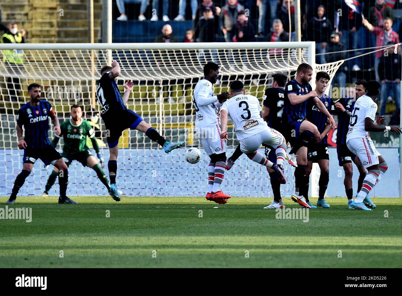 Emanuele Valeri (Cremonese) versucht das Tor während des italienischen Fußballspiel Serie B AC Pisa gegen US Cremonese am 13. März 2022 in der Arena Garibaldi in Pisa, Italien (Foto von Gabriele Masotti/LiveMedia/NurPhoto) Stockfoto